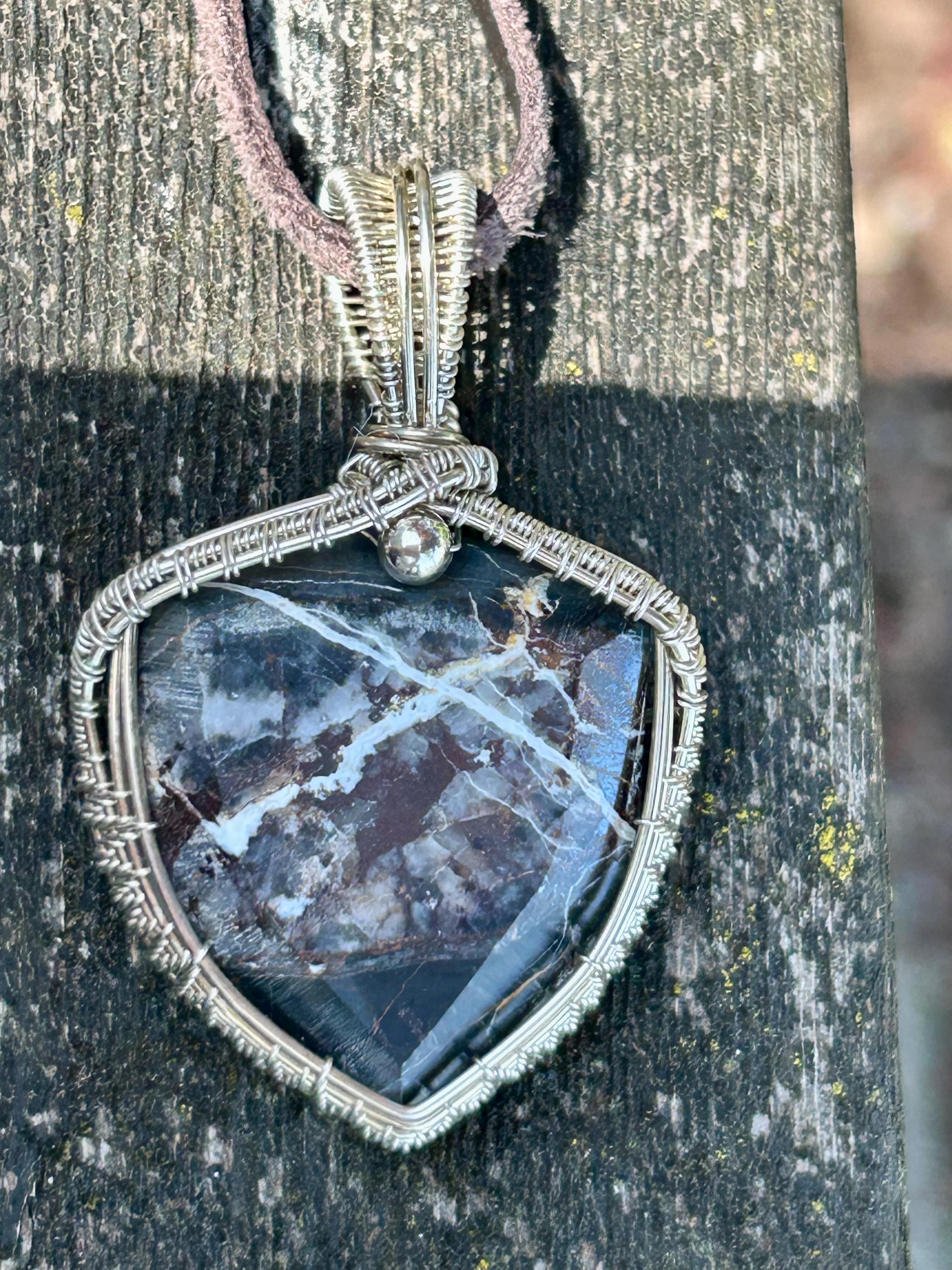 アルゲンティウムのシルバーワイヤーで巻かれたアリゾナ産ワイルド