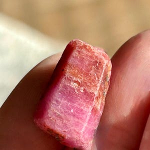 Espécime de cristal de rubi bruto: pedra preciosa coríndon do Paquistão