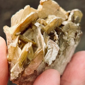 Naturlig muskovit ("glimmer") och albit - "gyllene ängelvinge" Brasilien