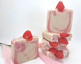 Saponetta profumata alla fragola e rabarbaro - Fatta a mano, vegana, con processo a freddo
