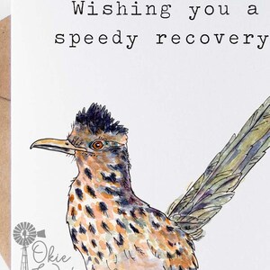 Puede incluir: Una ilustraci&oacute;n de acuarela de un correcaminos con una cola larga y un cuerpo marr&oacute;n y naranja moteado. El texto "Wishing you a speedy recovery" est&aacute; impreso sobre el p&aacute;jaro. La imagen est&aacute; firmada "Okie Watercolors" en la esquina inferior izquierda.