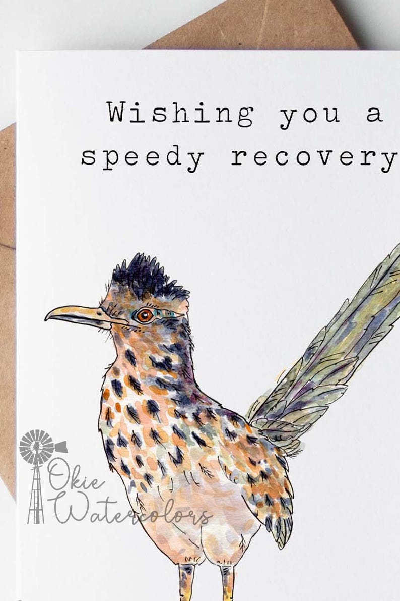 Puede incluir: Una ilustraci&oacute;n de acuarela de un correcaminos con una cola larga y un cuerpo marr&oacute;n y naranja moteado. El texto "Wishing you a speedy recovery" est&aacute; impreso sobre el p&aacute;jaro. La imagen est&aacute; firmada "Okie Watercolors" en la esquina inferior izquierda.