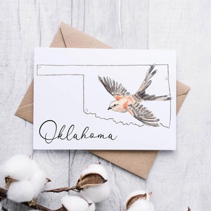 K&ouml;nnte beinhalten: Eine wei&szlig;e Karte mit einer schwarzen Umrandung des Bundesstaates Oklahoma und einer Zeichnung eines Vogels, der dar&uuml;ber fliegt. Der Text "Oklahoma" ist in schwarzer Kursivschrift unterhalb der Bundesstaatsumrandung geschrieben.