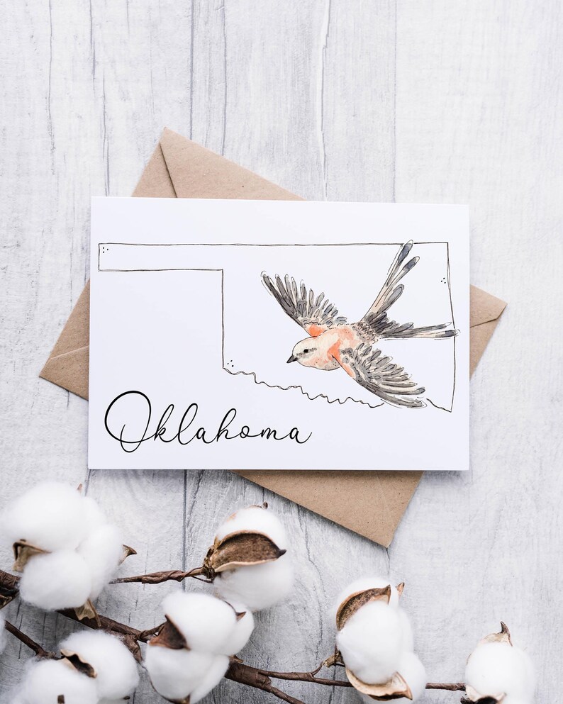 K&ouml;nnte beinhalten: Eine wei&szlig;e Karte mit einer schwarzen Umrandung des Bundesstaates Oklahoma und einer Zeichnung eines Vogels, der dar&uuml;ber fliegt. Der Text "Oklahoma" ist in schwarzer Kursivschrift unterhalb der Bundesstaatsumrandung geschrieben.