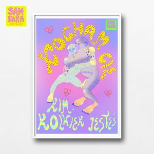 Könnte beinhalten: Eine bunte Illustration von zwei pelzigen Kreaturen, die sich umarmen. Der Text "KOCHAM CIĘ" ist in leuchtend gelber Schrift mit rosa Umrandung geschrieben. Der Text "ZIM-KOLWIEK JESTIŚ" ist in blauer Schrift mit gelber Umrandung geschrieben. Der Hintergrund ist ein Farbverlauf von rosa und lila.