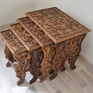 Juego de 4 mesas auxiliares de centro otomanas de madera de nogal talladas a mano