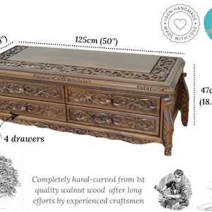 Puede incluir: Una mesa de centro de madera tallada a mano con cuatro cajones. La mesa est&aacute; hecha de madera de nogal y tiene tallas intrincadas. La mesa mide 125 cm de largo, 49 cm de ancho y 47 cm de alto.