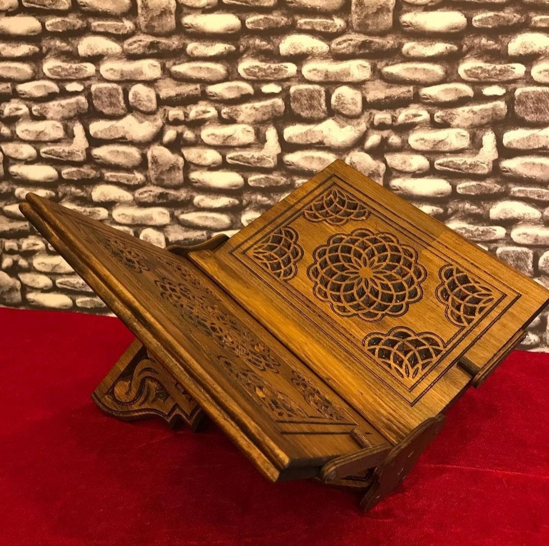 スーパーセール 50％（福袋 Stand, Book Wooden Foldable Carved Bible Stand, Quran Wood その他