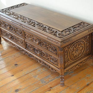Mueble de TV de madera de nogal con 4 cajones, estilo rústico de granja, mueble para TV tallado a mano imagen 1