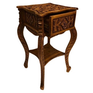 Handgesneden bijzettafel met lade, luxe walnoothouten salontafel