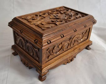 Houten sieradendoos met verborgen sleutelvak, opbergkist van walnoothout met rozenmotief.