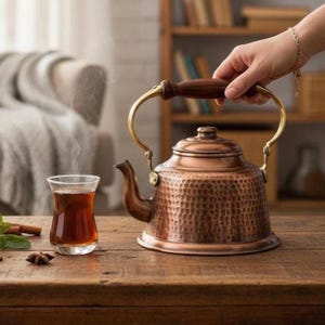 Turkisk hamrad koppartekokare med trähandtag, kopparspishällstekanna