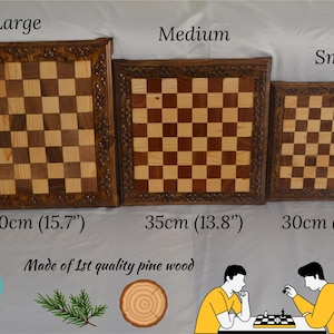 K&ouml;nnte beinhalten: Drei Schachbretter aus Holz in verschiedenen Gr&ouml;&szlig;en: gro&szlig; (40 cm), mittel (35 cm) und klein (30 cm). Die Bretter sind aus Kiefernholz gefertigt und haben eine dunkelbraune Oberfl&auml;che. Die Schachbretter sind von gro&szlig; nach klein angeordnet, wobei das gro&szlig;e Brett links und das kleine Brett rechts ist.