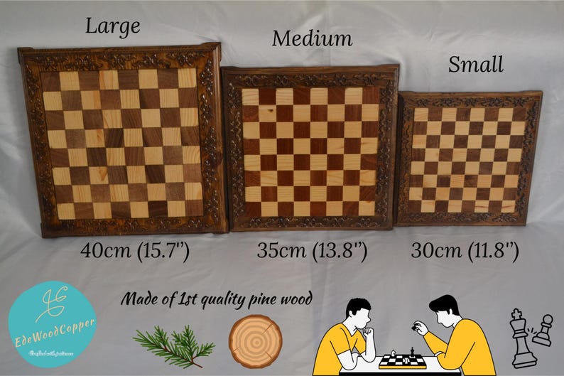 K&ouml;nnte beinhalten: Drei Schachbretter aus Holz in verschiedenen Gr&ouml;&szlig;en: gro&szlig; (40 cm), mittel (35 cm) und klein (30 cm). Die Bretter sind aus Kiefernholz gefertigt und haben eine dunkelbraune Oberfl&auml;che. Die Schachbretter sind von gro&szlig; nach klein angeordnet, wobei das gro&szlig;e Brett links und das kleine Brett rechts ist.
