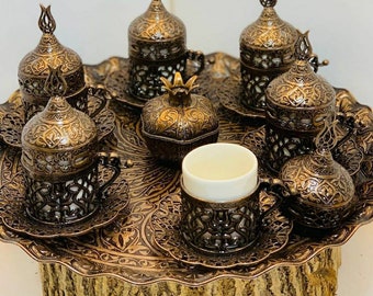 Turkiskt kaffeset för sex personer, traditionella gjutna espressokoppar med serveringsbricka och sockerskål