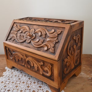 Walnut Carved Bread Box, Hand Carved Wooden Bread Box, Farmhouse Home Decor, Bread Storage Container, Wooden Kitchen Storage