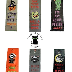 Puede incluir: Conjunto de diez marcapáginas con temática de Halloween con varios personajes y refranes. Los marcapáginas están hechos de fieltro y tienen un lazo en la parte superior para una fácil fijación a un libro. Algunos de los refranes incluyen "Sink Your Teeth Into A Good Book", "Witch Page Shall I Boo-nce Are", "Wrapped Up In A Book", y "Gurl Up With A Good Book".