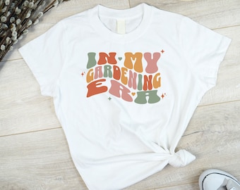 In meiner Gartenarbeit-Ära Muttertagsgeschenk, Pflanzenliebhaber Shirt, Pflanzenmutter Shirt, Pflanzengeschenk für Frau Gärtner, Gartenarbeit Shirt, Pflanzenmutter Shirt