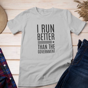 I Run Better Than the Government T-shirt uniseks - grappig politiek hardloper T-shirt, shirt sarcastisch statement, cadeau voor activisten