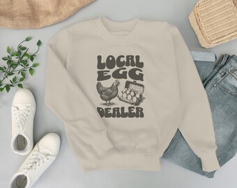 Sudadera de cuello redondo de vendedor de huevos local: Farmhouse Fashion