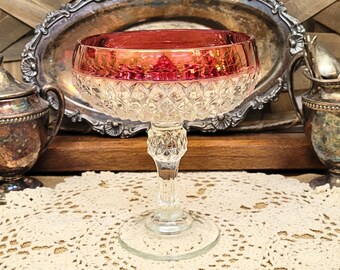 Dulcera de pedestal de cristal Indiana antiguo con tallado de diamante y banda de rubí