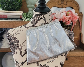 Mid Century 1950s/1960s Silver Clutch Handbag w / Chain Handle - Sin marcar