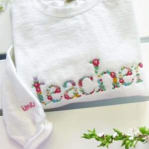 Sudadera bordada para maestra, camiseta personalizada con letras florales y colores Comfort Colors®, nombre personalizado para maestra, regalo para mamá