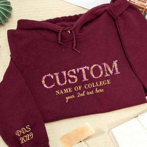 Sudadera con letras de flores bordadas, sudadera floral para mamá, sudadera universitaria personalizada, sudadera con capucha con letras florales, regalo para el Día de la Madre para mamá