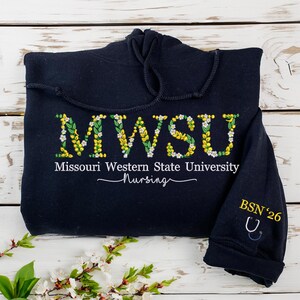 Sudadera universitaria con flores bordadas / Sudadera con cuello redondo de la facultad de enfermería / Regalo de enfermera / Regalo de graduación para ella / Regalo del día de San Valentín