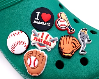 Pode incluir: Um conjunto de seis pingentes para sapatos com tema de beisebol. Os pingentes são feitos de borracha colorida e apresentam uma bola de beisebol, uma luva de beisebol, um taco de beisebol, um jogador de beisebol e dois pingentes com as palavras "Eu amo beisebol" e "Jogue beisebol".