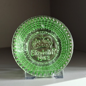 Green glass Elizabeth R 1953 Coronation dish, small pressed glass bowl Queen Elizabeth II, vintage glass Commemorative ware - 9.25cm RARE