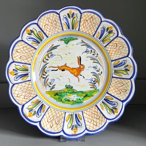 Plato de pared extragrande de cerámica española Talavera, diseño Montería, liebre saltando (31,75 cm)