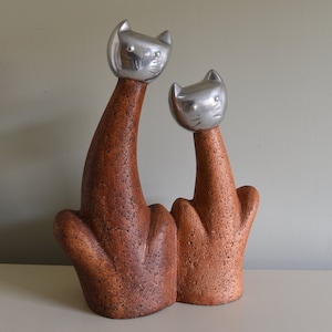 Grande sculpture de chat stylisé, décoration originale, deux chats assis au long cou avec tête en acier inoxydable et jolies têtes de chaton 29 cm de haut image 1