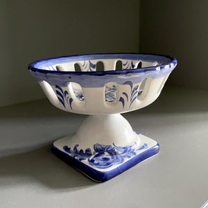 Vestale Sockelschale, handbemalt mit blau floraler portugiesischer Keramik, durchbrochener Rand - 9 cm hoch