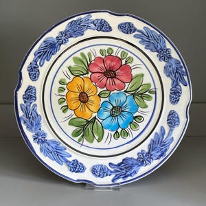 Plato de pared de cerámica española Hermanos Martínez, con borde floral en relieve - 30,5 cm (12")