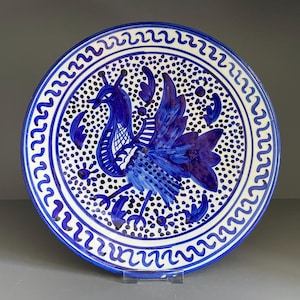 Plato de pared de cerámica española, pájaro místico azul y blanco pintado a mano (25,4 cm)
