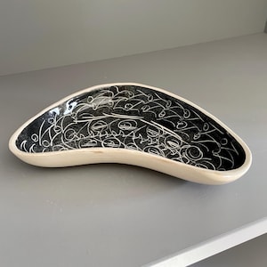 Ian Batten Chard Pottery Kidney Dish, MCM Black & White Sgraffito Pattern (19cm)