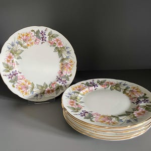 以下が含まれることがあります： 自然な仕上がりの手作り木製サービングトレイ。長方形のトレイは、縁が高く、一体型のハンドルが付いています。木目が確認できます。サイズ：約長さ40cm、幅25cm、高さ5cm。