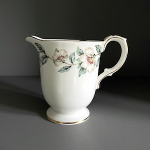 Jarra de leche Crown Staffordshire de 1/2 pinta con diseño botánico de rosas navideñas, jarra recta con pie y borde liso, década de 1930-1980 - 10 cm