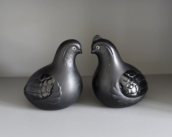 Set mit 2 Vogelornamenten in mattschwarzer Glasur mit glänzenden Kontrastflügeln, hergestellt in Japan für St. Michael, c1990er Jahre - 13,25 cm