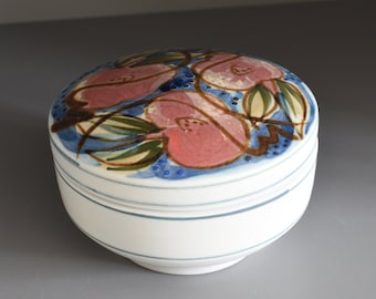 Bol à couvercle rond David Walters. Poterie d'atelier en porcelaine à décor de fruits rouges et rayures bleues, années 1980-90 - 11 cm