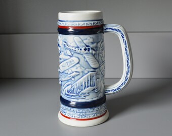 AVON Chope en Céramique 200ml, Flying Classics Avon Collectible, Moulé Avion Montage, Bleu, Blanc Rouge Slim Tankard, c1982 - 14cm