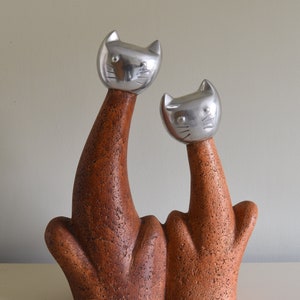 Grande sculpture de chat stylisé, décoration originale, deux chats assis au long cou avec tête en acier inoxydable et jolies têtes de chaton 29 cm de haut image 5