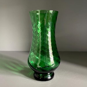 Jarrón de cristal verde esmeralda con diseño de rombos, forma de reloj de arena y base con pie, pequeño jarrón vintage de cristal verde - 15,25 cm de alto
