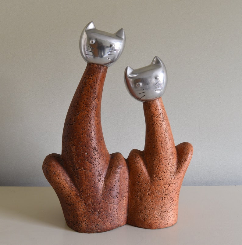 Grande sculpture de chat stylisé, décoration originale, deux chats assis au long cou avec tête en acier inoxydable et jolies têtes de chaton 29 cm de haut image 5
