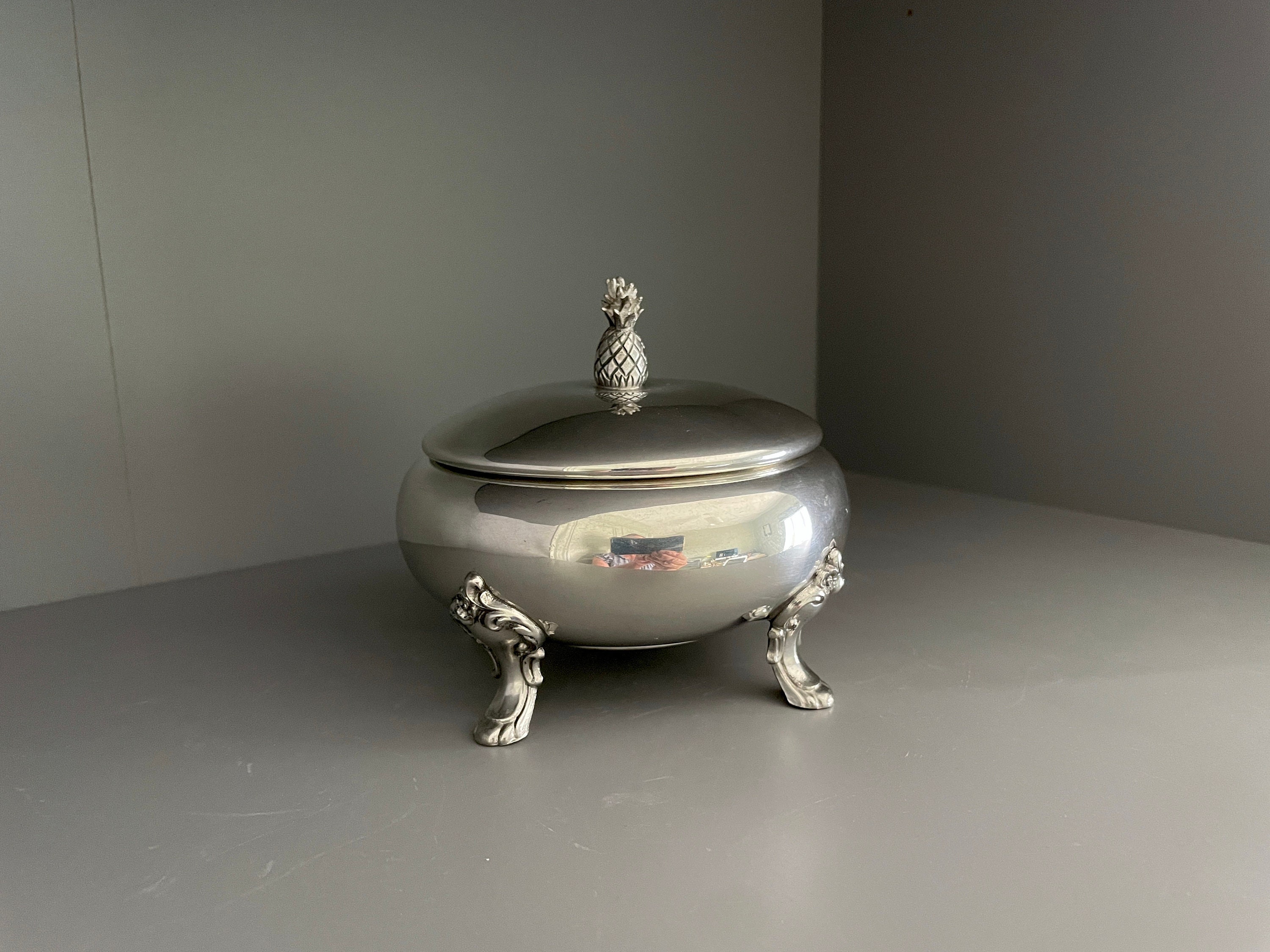 Connecticut House Pewterers covered sugar bowl in shiny pewter with pineapple finial, round footed pewter pot with lid, 10cm high