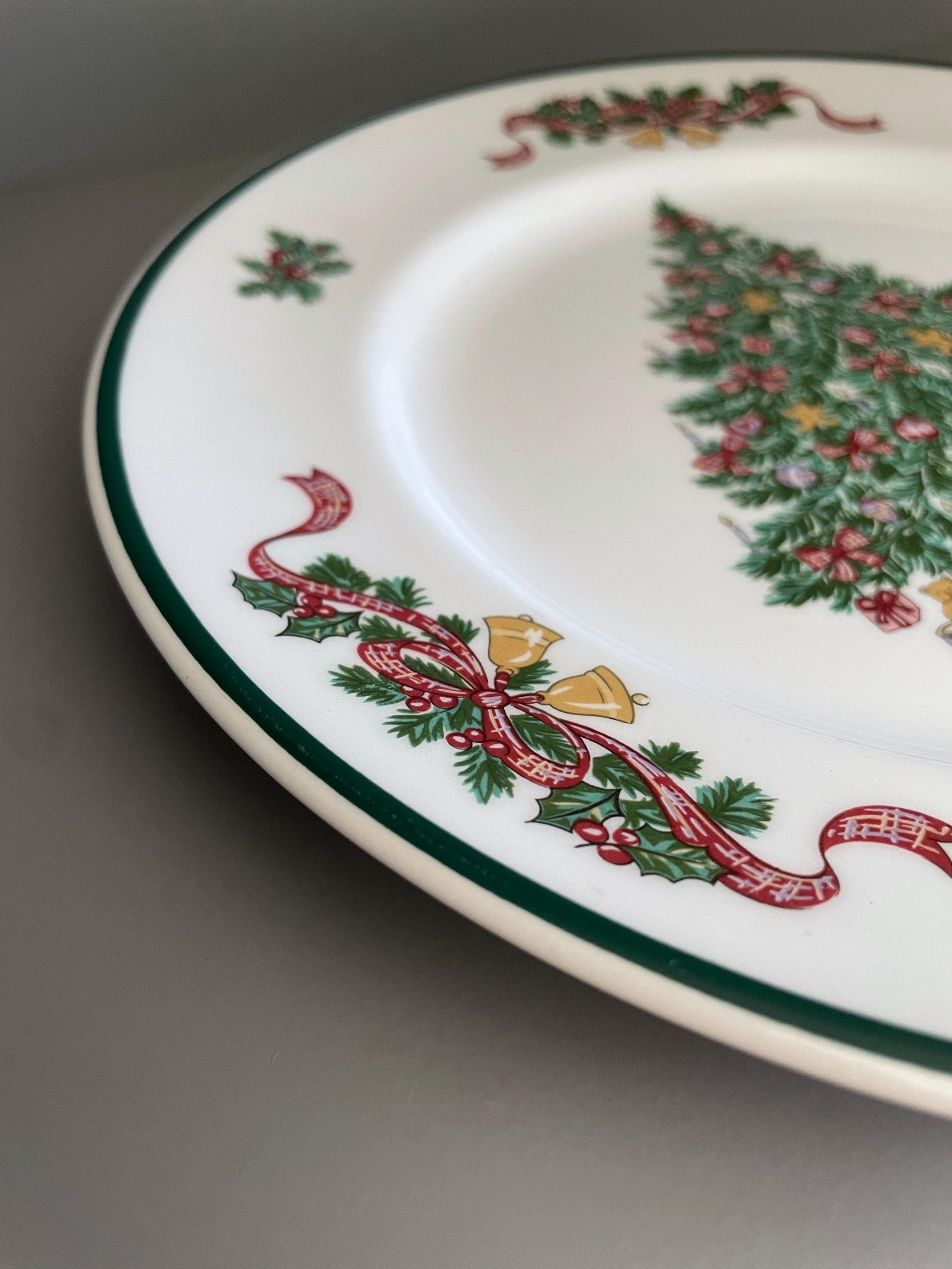 Johnson Bros Victorian Christmas dinner plate decorated with a traditional Christmas tree, toys and presents, c.1990s - 10.25"