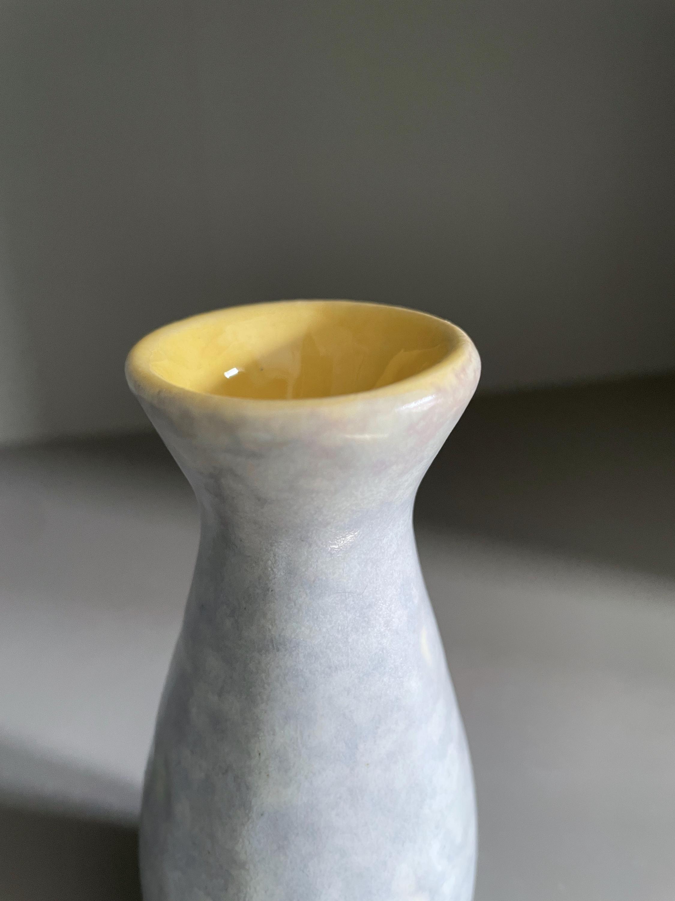 西ドイツの陶器の花瓶 - 斑点のある青灰色の釉薬と黄色の内側 (4.75