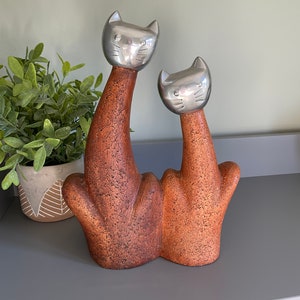 Grande sculpture de chat stylisé, décoration originale, deux chats assis au long cou avec tête en acier inoxydable et jolies têtes de chaton 29 cm de haut image 2