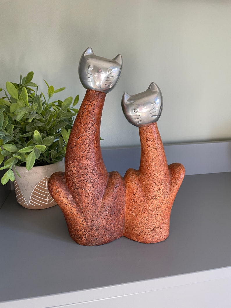 Grande sculpture de chat stylisé, décoration originale, deux chats assis au long cou avec tête en acier inoxydable et jolies têtes de chaton 29 cm de haut image 2